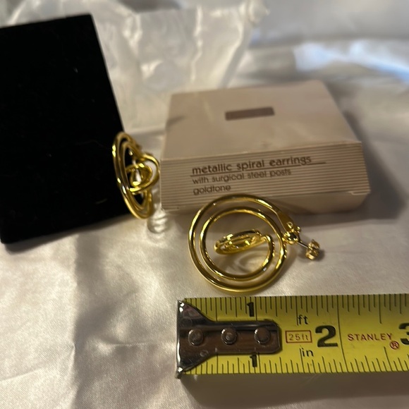 Avon (1992) Vintage Goldtone Metallic Spiral Earrings - Picture 1 of 3